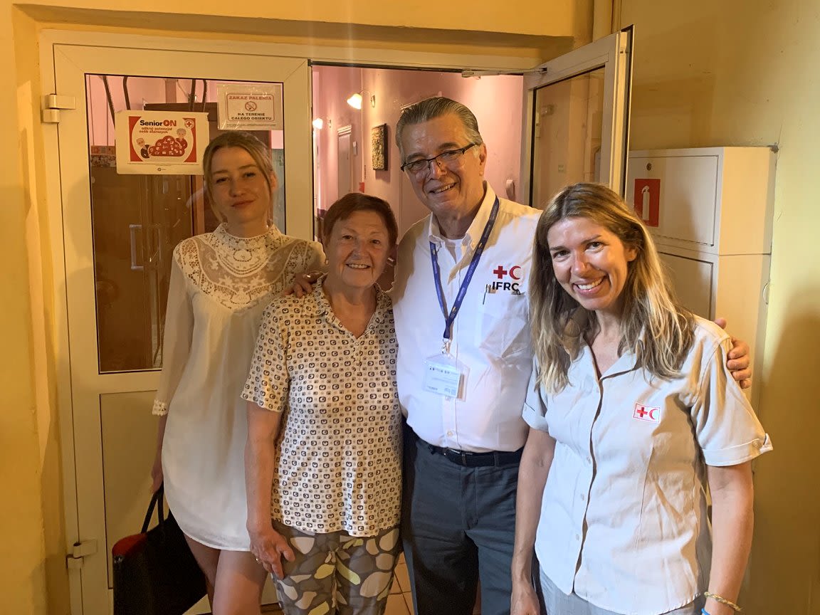 Walter Cotte, IFRC Special Representative of the Secretary General for Covid-19, in Katowice for WUF11, with Polish Red Cross volunteers and Ukrainian refugees, and on the right Sandra D’Urzo, IFRC Senior Officer, Urban Preparedness and Response. (Polish Red Cross)