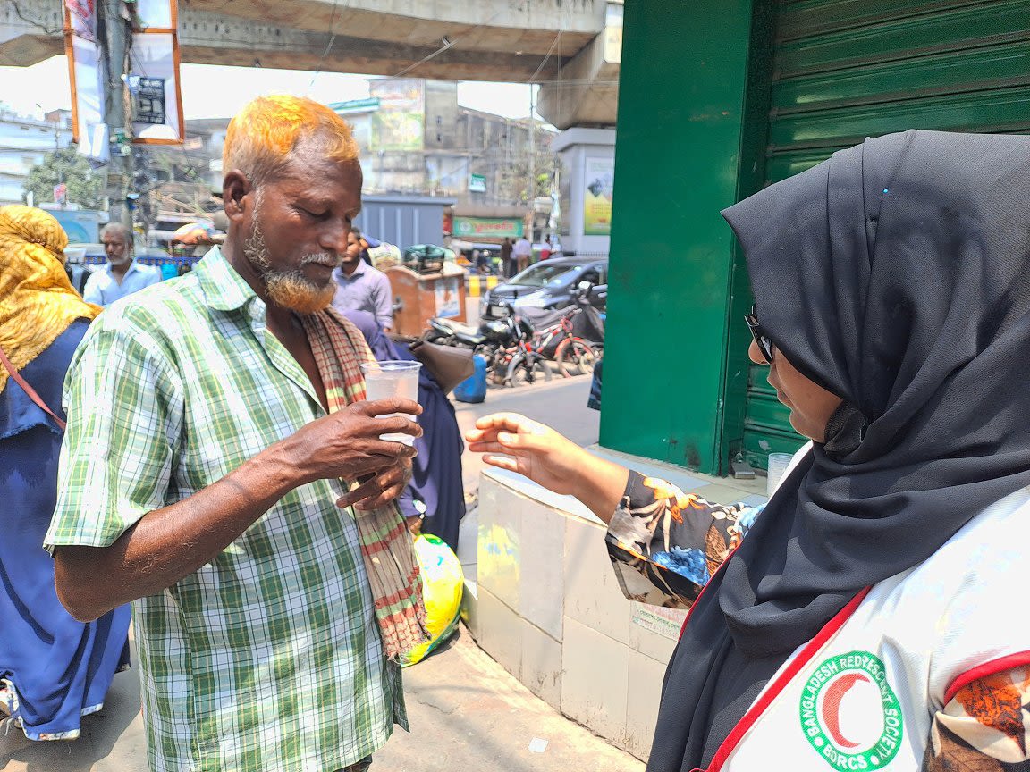 The Bangladesh Red Crescent for the first time activated its early action protocol for heatwave – here Chattogram city branch volunteers distribute cold drinks to outdoor workers, rickshaw drivers, traffic police and pedestrians. (Bangladesh Red Crescent)
