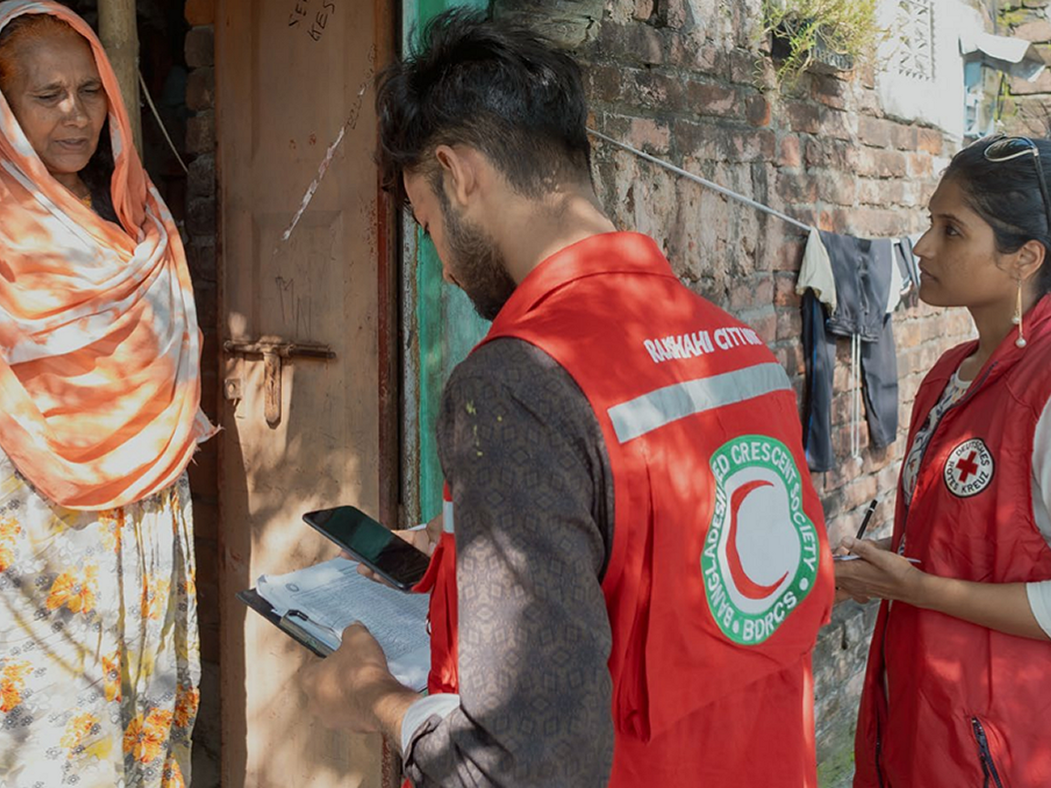 Post-simulation monitoring in Ward 4 Rajshahi, Bangladesh, which demonstrated that anticipatory cash transfers can be implemented through existing social protection systems. (Bangladesh Red Crescent) 