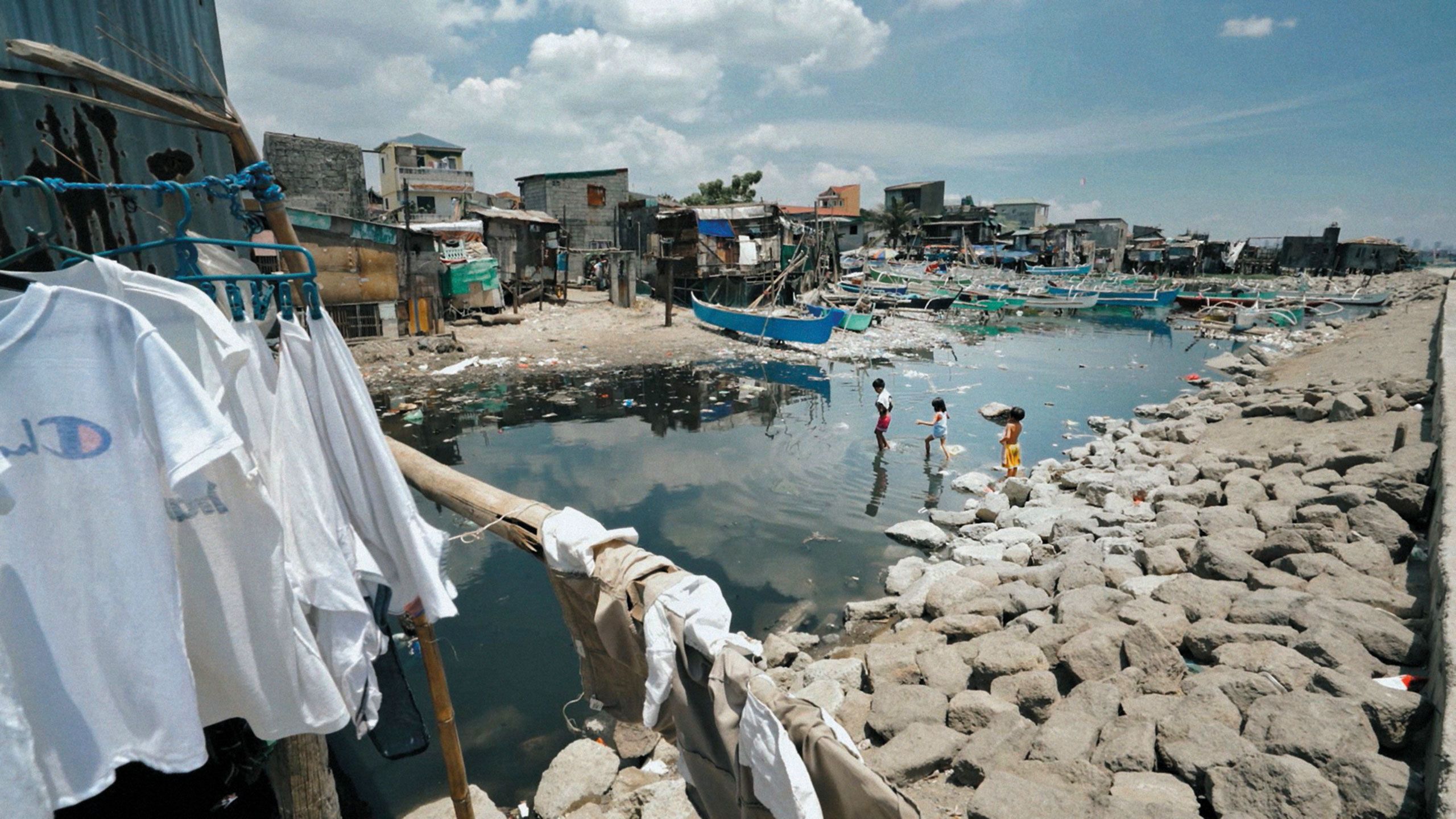 Children playing around their houses In Manila Bay © PfR
